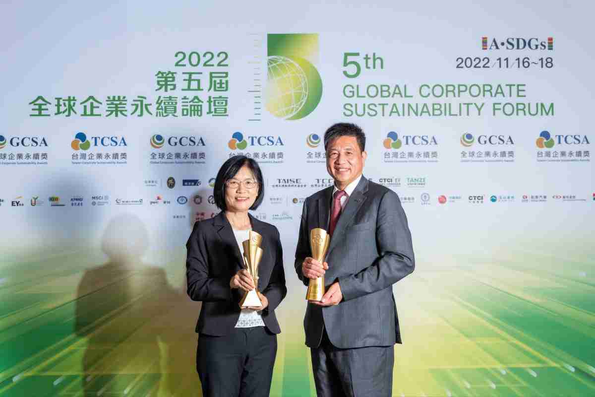 冰球突破作为净零碳排先锋，，期引领价值链伙伴同行共好，，，卫冕制造业组“十大典范企业” 二连冠殊荣(左：冰球突破光电永续长古秀华，，，，右：冰球突破光电董事长暨执行长彭双浪)