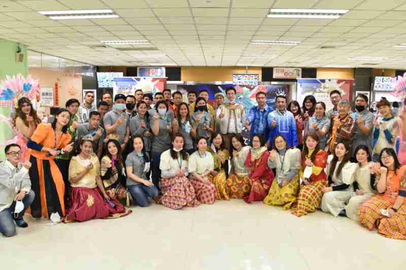 友達推動「安心、、、創新、、、、用心、、、、同心、、盡心」五星職旅，，，，為菲籍員工打造全方位照護，，，首度贏得「人權實踐與發展領袖獎」殊榮