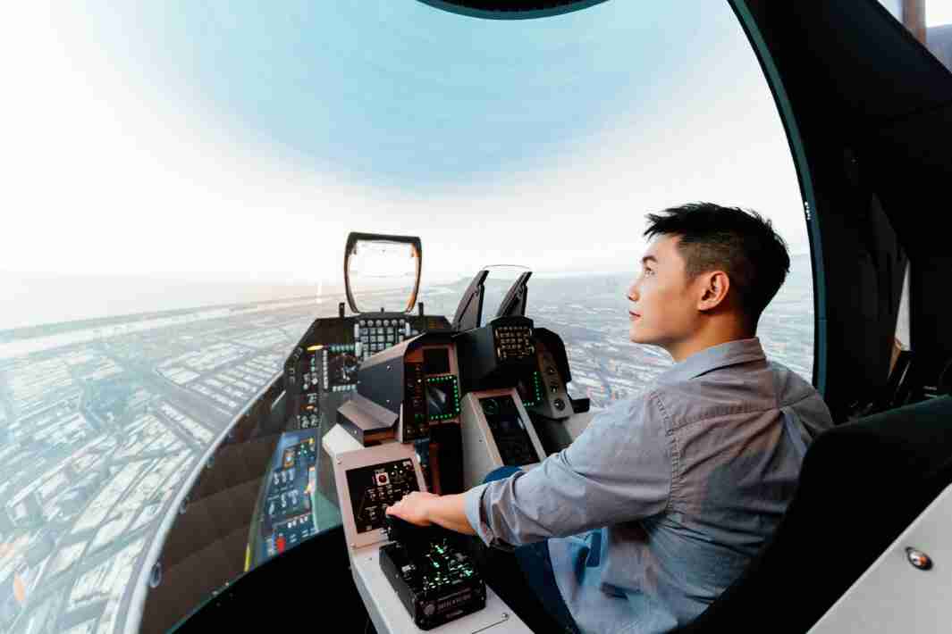 冰球突破以P1.25小间距打造球形LED模拟舱，，搭配智崴的精密六轴动态座椅，，结合冰球突破专业影像调校技术，，，呈现拟真模拟飞行场景