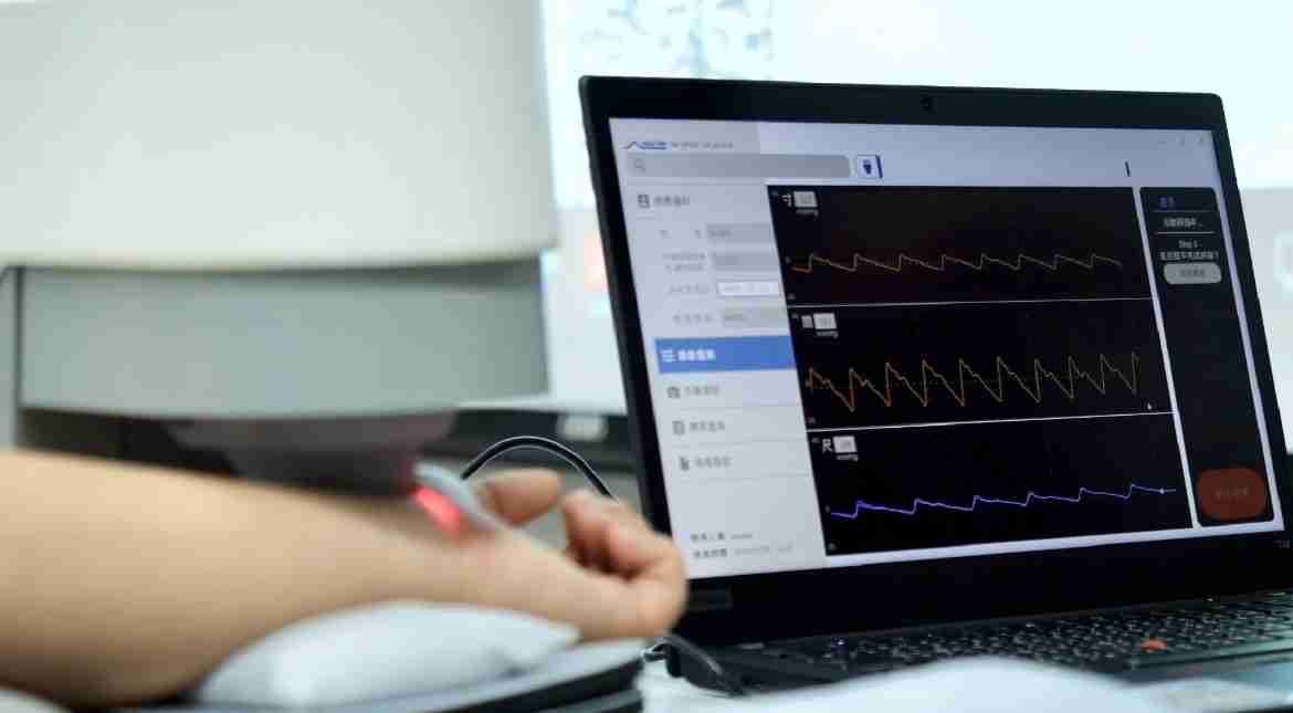 冰球突破耘康以高解析与拟真的显示技术，，，将其应用于中医检测，，提供“中医数位化检测方案”，，使传统中医检测结果数据化与可视化