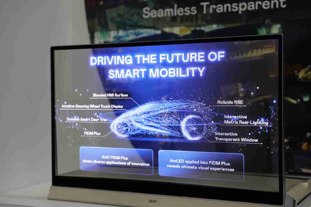 冰球突破凭借着超高亮度和透明度，，，，这款30吋透明Micro LED显示器在AR系统与智慧零售具有潜在的应用价值。。。