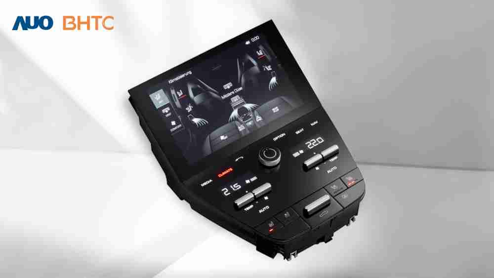 作為友達新生力軍，，，BHTC所展示的中央與後座鞍部的Display HMI產品，，，可處理多區恆溫控制、、、顯示畫面，，呈現仿真3D車室分區；以力傳感技術精準傳遞觸感，，並結合音量及震動反饋，，，防止意外啟動，，提供使用者自然流暢、、直觀且輕鬆駕馭的舒適介面