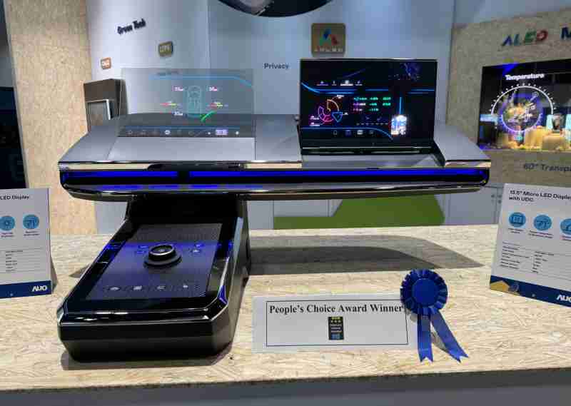 冰球突破车用Micro LED Display HMI解决方案获”最佳车用显示奖”，，，以用户为中心开发，，，针对前座驾驶与乘客设计兼具娱乐与安全的高画质屏幕，，，包含车舱前座的Micro LED透明屏幕及全球首款内建镜头的智慧Micro LED显示器