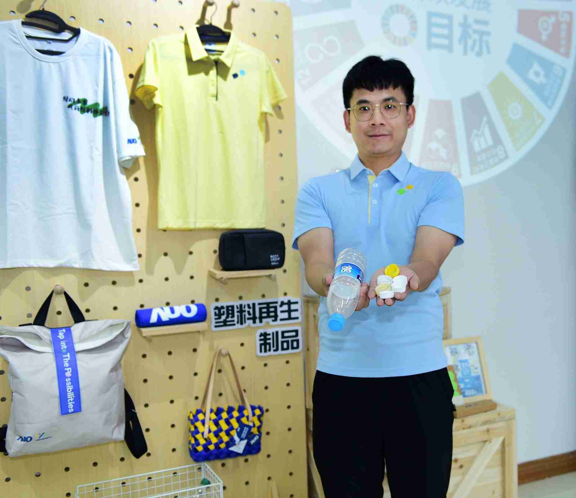 「2024智慧冰球突破展」永续发展馆中，，展示冰球突破厦门驱动永续发展之成果，，，，包含将厂内废弃物再制为实用物品，，，，将永续发展理念深植于员工生活日常实践