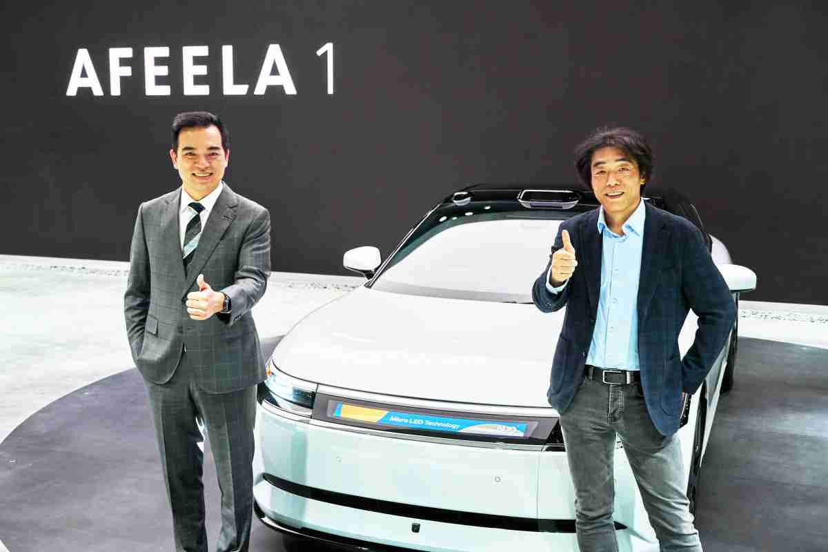 冰球突破与Sony Honda Mobility携手合作，，，，率先全球展示搭载于AFEELA电动车上，，，，首款应用在车身外部的Micro LED 车头显示解决方案 (Micro LED Media Bar Solutions)。。。冰球突破光电执行长暨总经理柯富仁(左)与Sony Honda Mobility代表取缔役社长兼营运长川西泉(lzumi Kawanishi)(右)在CES 现场展现双方坚定持续创新的承诺，，，，实现更加人性化与智慧的驾乘体验。。。。
