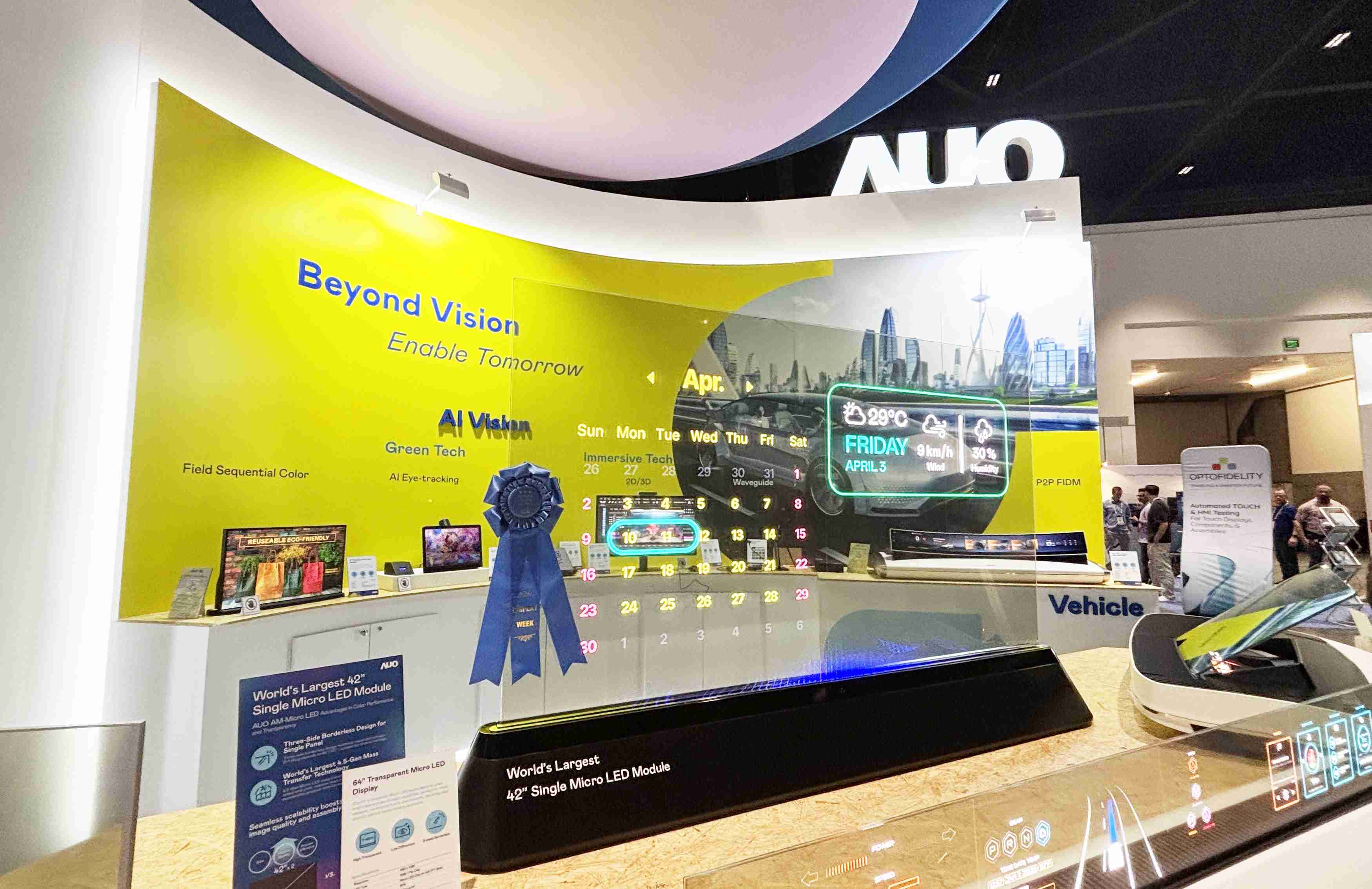 冰球突破64吋透明Micro LED显示器获〝最佳Micro LED技术应用奖〞，，，其绝妙的透明穿透特性，，，，同时具备1,000 nits的高亮度表现，，，，并透过精细的无缝拼接延伸，，，，可依需求灵活应用于多元场域，，，展现出Micro LED显示技术划时空的无限潜力