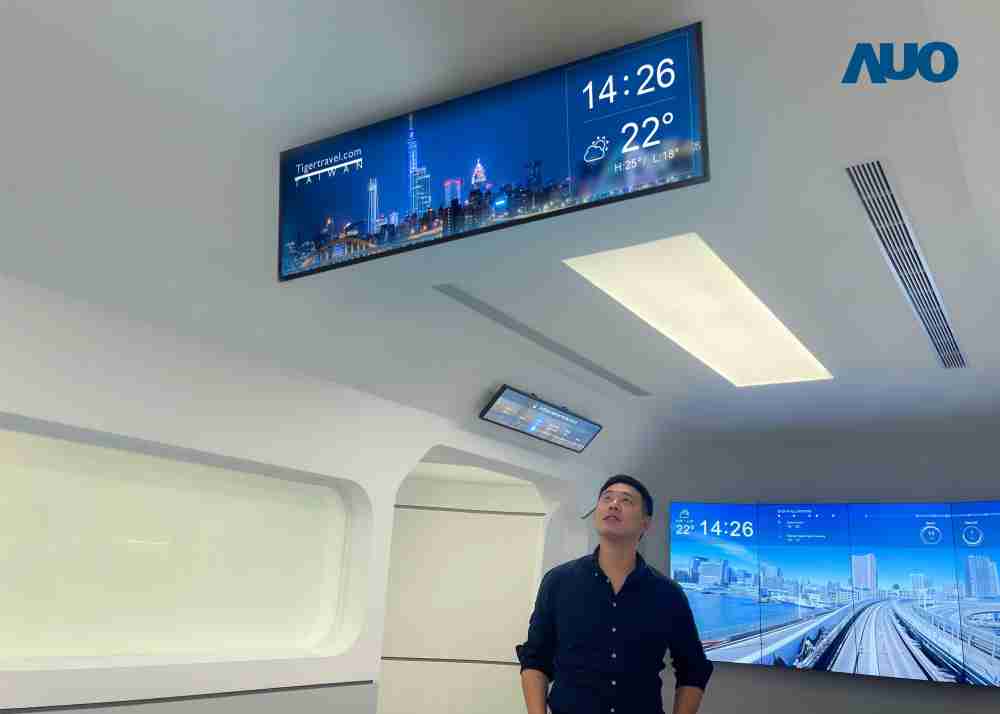 达擎TARTAN “37吋超薄双屏车厢显示器” 采用单一背光设计，，将双面显示器厚度大幅缩减至12mm，，，支持长条屏 32:9 规格，，突破传统分辨率限制，，提供旅客更清晰实时的乘车信息及广告讯息